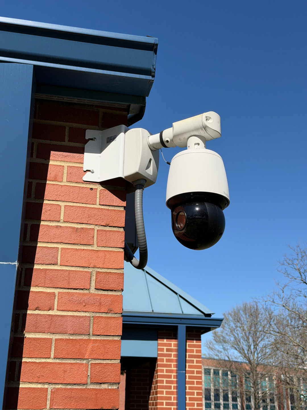 Building-mounted PTZ cameras automatically track motion across the radar’s field of coverage.