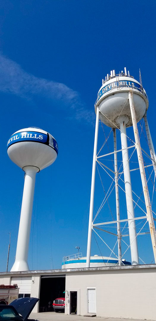 The new elevated storage tank (left) replaced an aging elevated tank (right), which was later demolished. Photo courtesy of Dewberry.