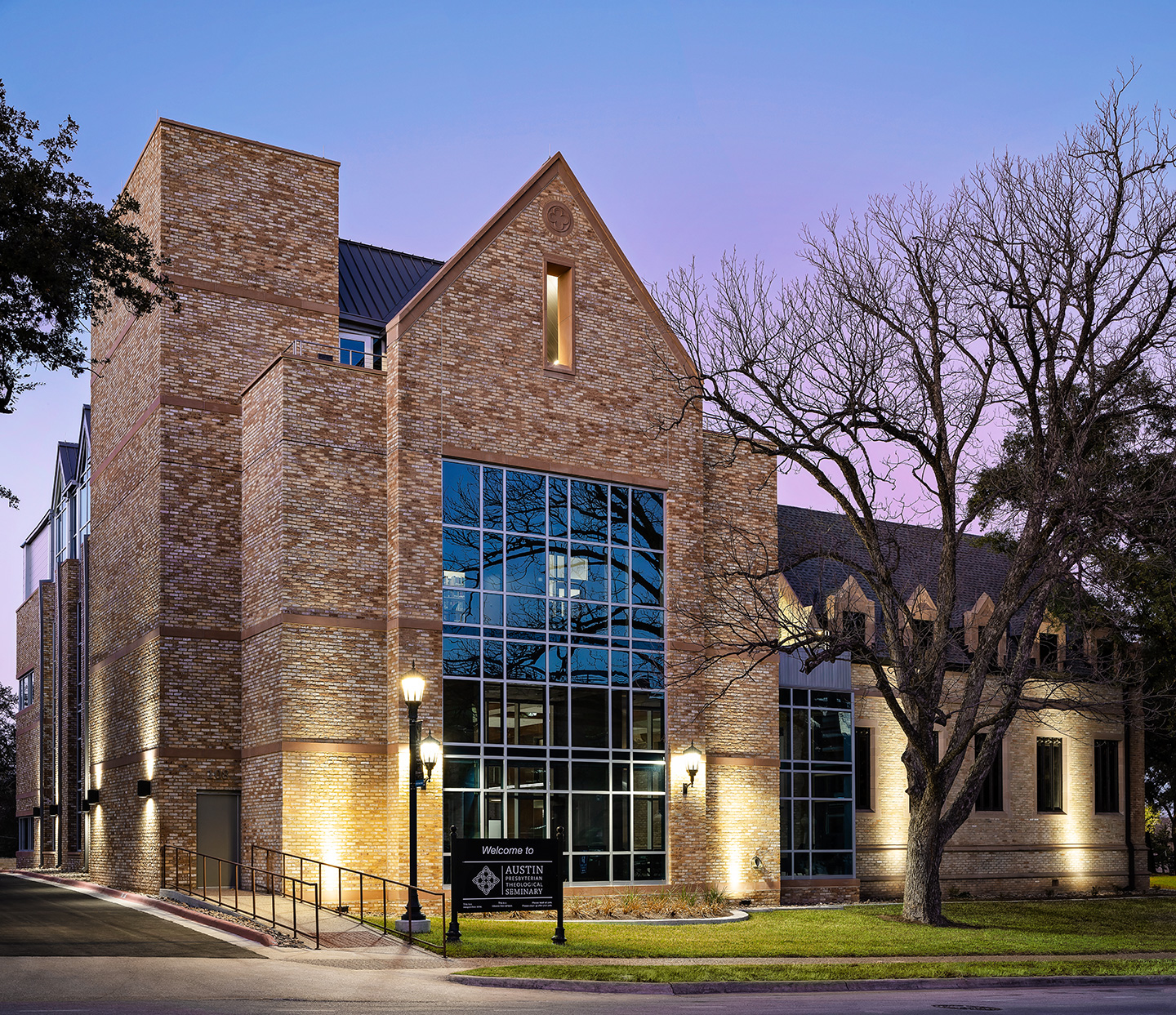 The south façade emulates the design of the original 1949 library. Photos courtesy of Dewberry. Zac Seewald, photographer.