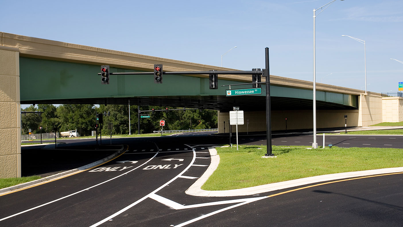 The gentle taper from the ends to the center was an important aesthetic touch to provide a thin profile for the bridge and integrate the interchange into the surrounding residential area.