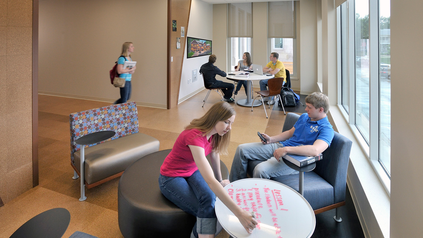 Lounge seating and tables with glass marker board tops support individual study and group discussion. Alternating areas of pin-up corkboard and marker board paint on the walls support collaboration (photo courtesy Mark Ballogg).