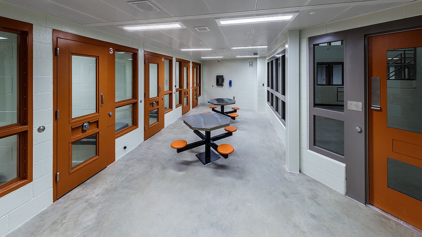 The holding cell dayrooms allow prisoners to be held temporarily, pending charge, trial, or sentencing. 