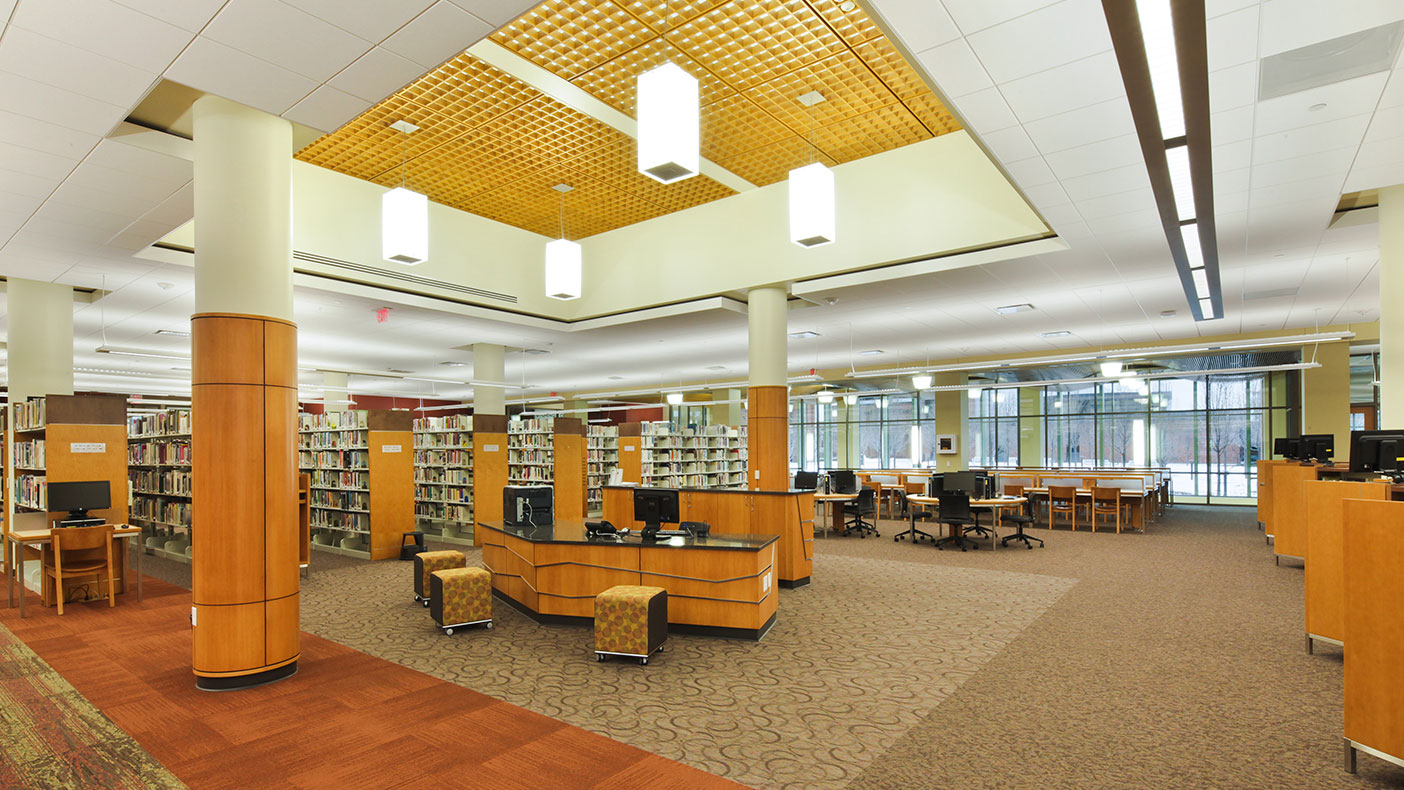 At the center of the second floor we integrated an open observation area around the service desk to bring in natural light, and incorporated a wood grille ceiling to add warmth.