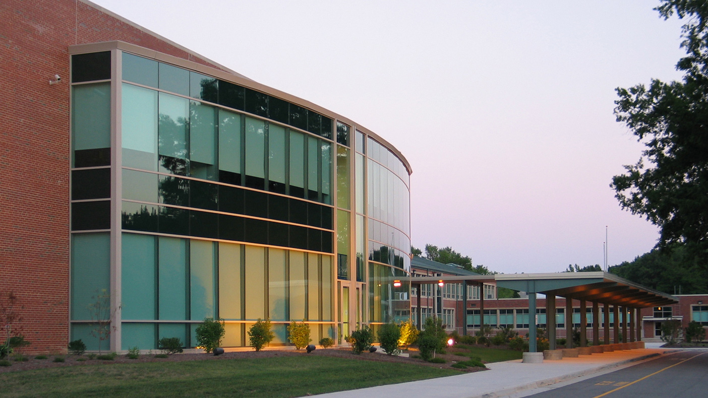 The middle school modernization renovated 140,000 SF and added 57,000 SF of classroom and administrative space. A two-story glass curtainwall updates the middle school façade.