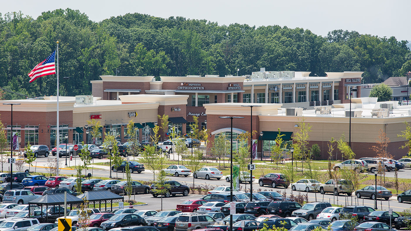 The pedestrian-friendly main street feature fully integrates retail shops, restaurants, and professional office spaces for a complete mixed-use experience.