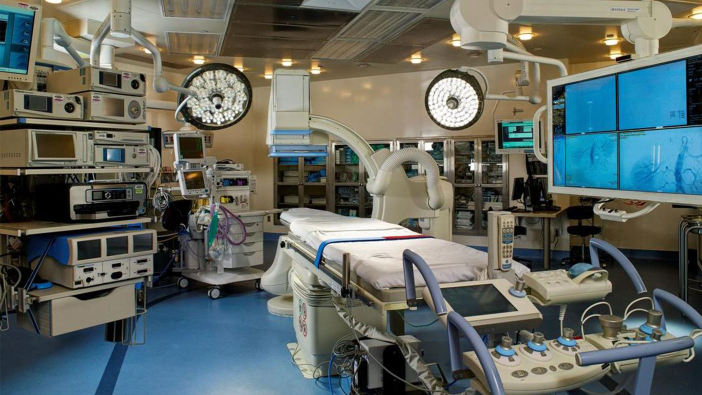 The San Jacinto hybrid operating room and control room are home to advanced catheterization equipment in a sterile environment to offer a hybrid function for advanced cardiovascular procedures. 