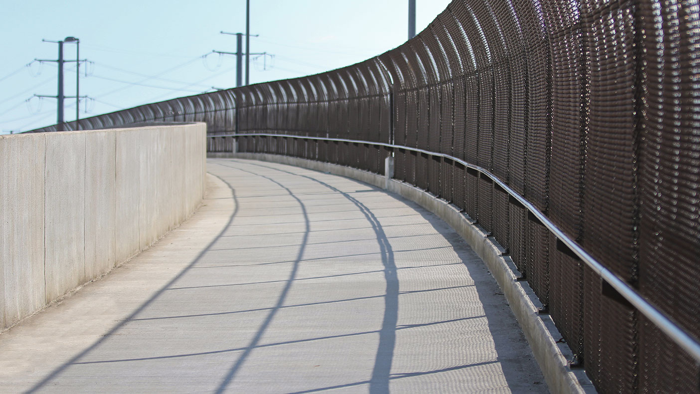 Protected pedestrian walkways on both sides of I-95 help safely connect neighborhoods.