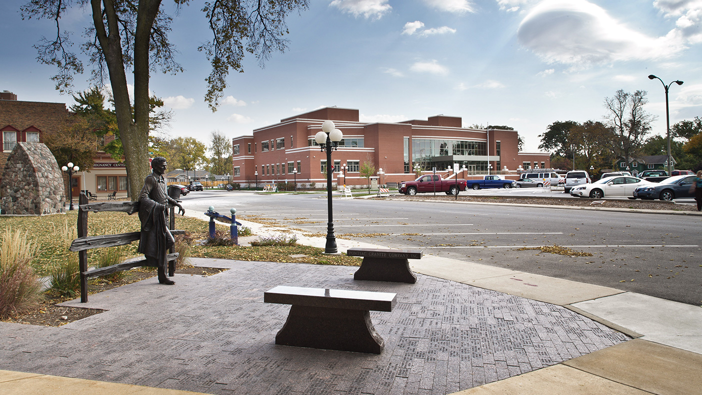 Two cooling towers are located on the roof—one provides cooling for the historical courthouse through underground pipes. This innovative approach preserved the appearance of the historic courthouse square.