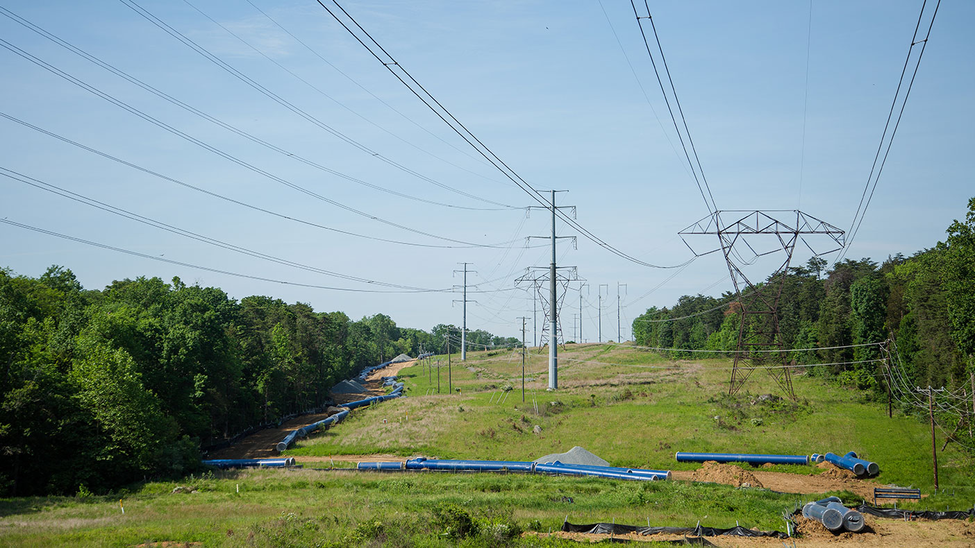 We designed the pipeline in close coordination with several utilities to safely work within or cross rights-of-way of each.