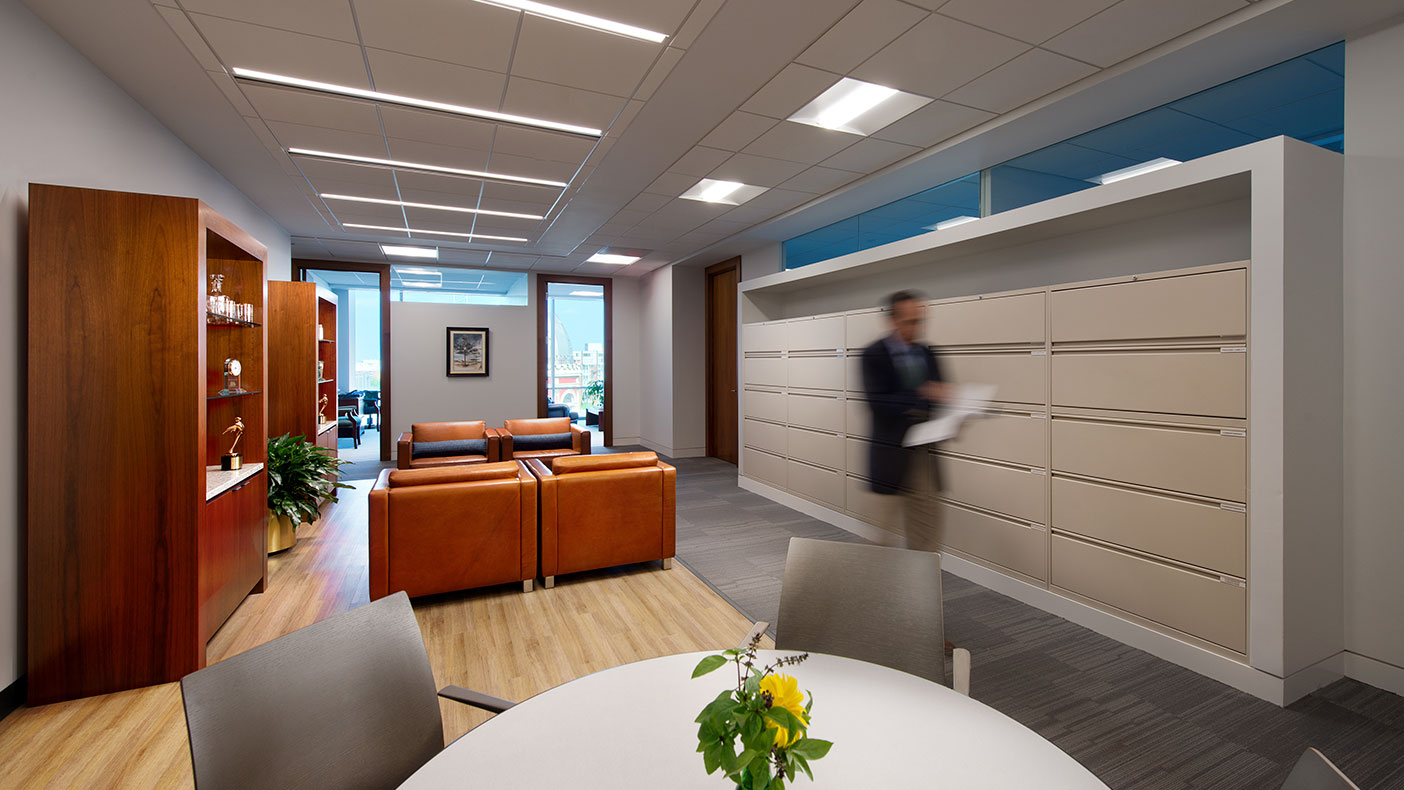 The copy café space offers an area for everyday executive discussions with employees or clients.