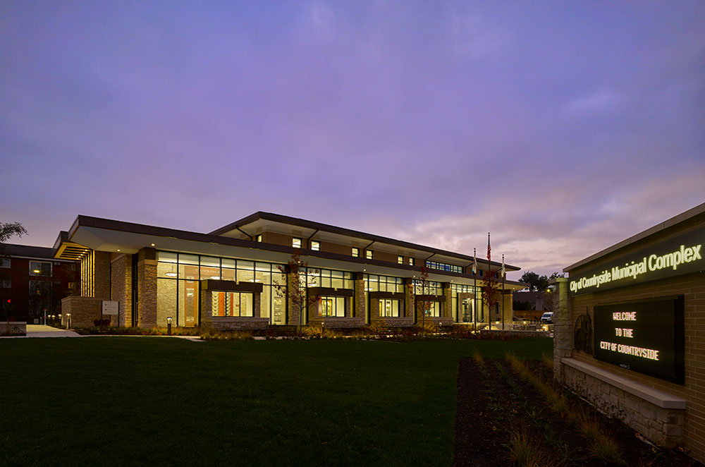 The prairie-style architecture has a modern twist featuring multiple floor to ceiling windows. Photo by Mariusz Mizera, courtesy of Dewberry.