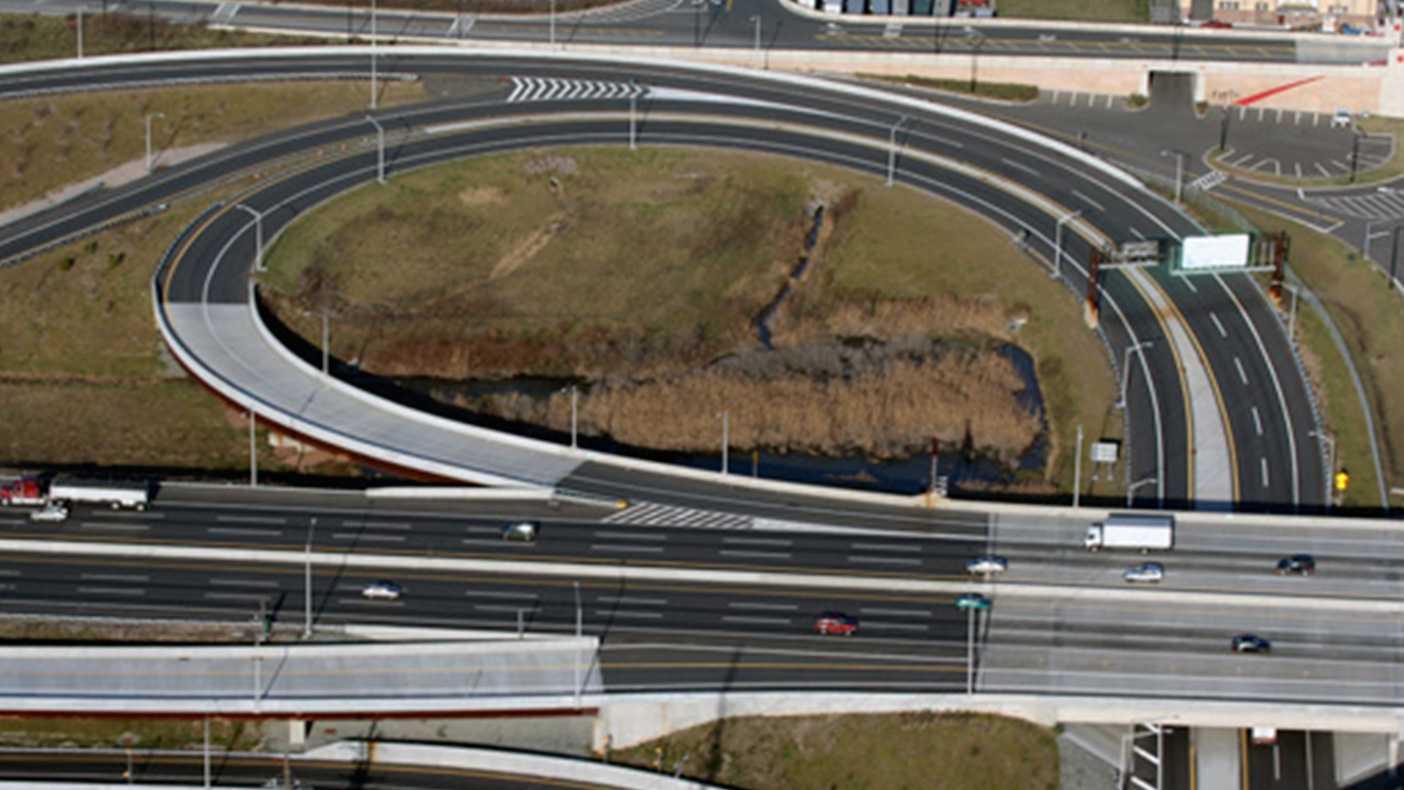 Our design of four interchange ramps and the widening of more than a mile of the New Jersey Turnpike mainline also required maintenance of traffic for the duration of construction.