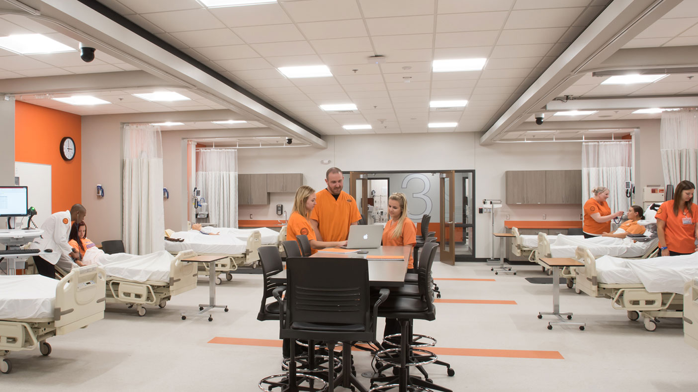 At the heart of the building is the advanced simulation center, which provides a realistic replication of clinical situations.