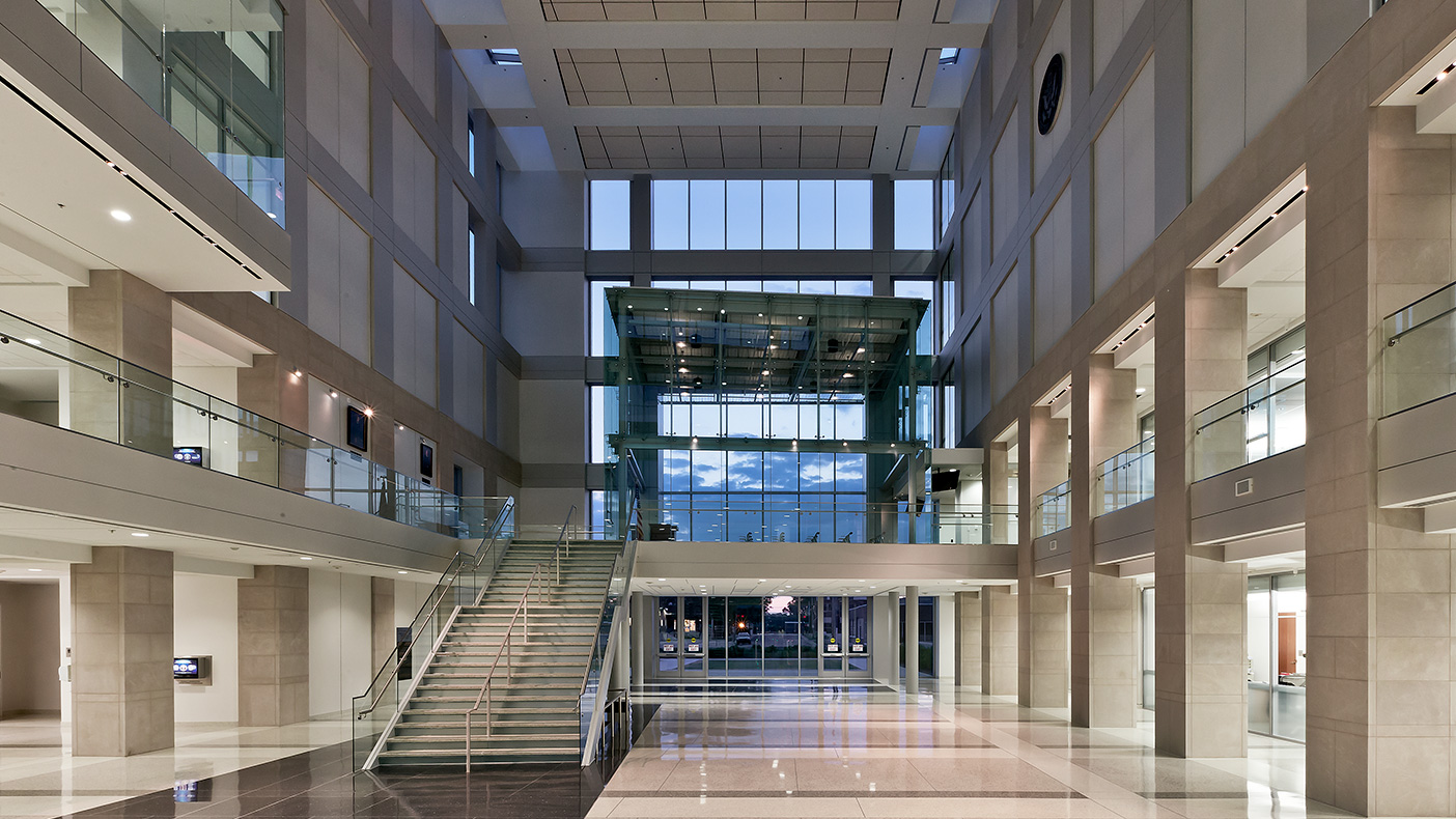 The six-story atrium helps orient visitors to the building's major public areas. The placement of the jury assembly suite at the top of the grand staircase reflects the important role of citizens in the judicial process.