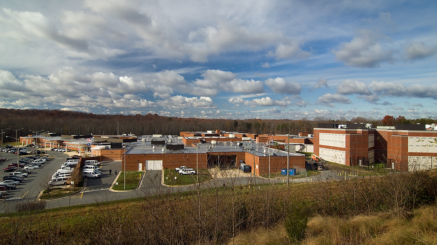 A new two-story housing structure provides most of the beds in nine 48-bed pods of varying security levels and minimizes the expansion’s footprint on the site.