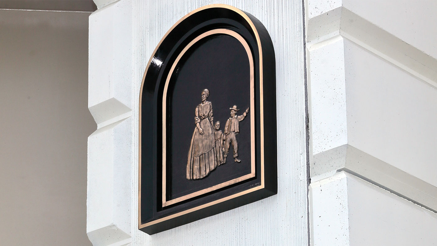 The Freedmans Village Bridge honors a historic community that was once a refuge for freed and fugitive slaves. Bronze medallions depict the village’s headquarters building and an image of a mother and two children.