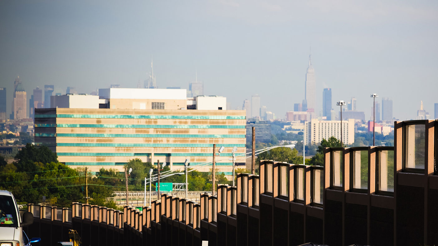 More than two miles of noise walls use innovative glass windows to maintain a context-sensitive design and iconic New York City skyline.