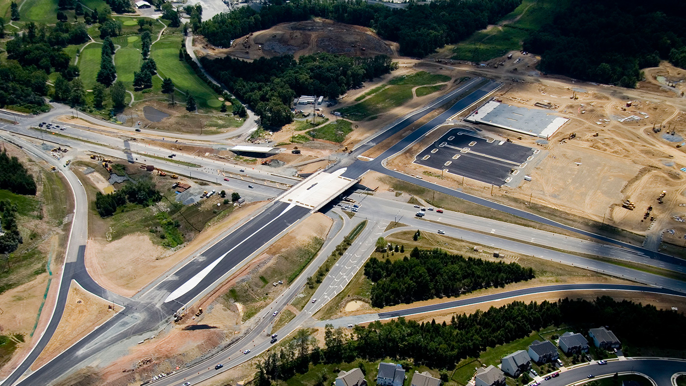 We designed a modified spread diamond configuration for the interchange to maximize the development area and facilitate the possible addition of flyover ramps, which could support a future crossing of the Potomac River by River Creek Parkway.