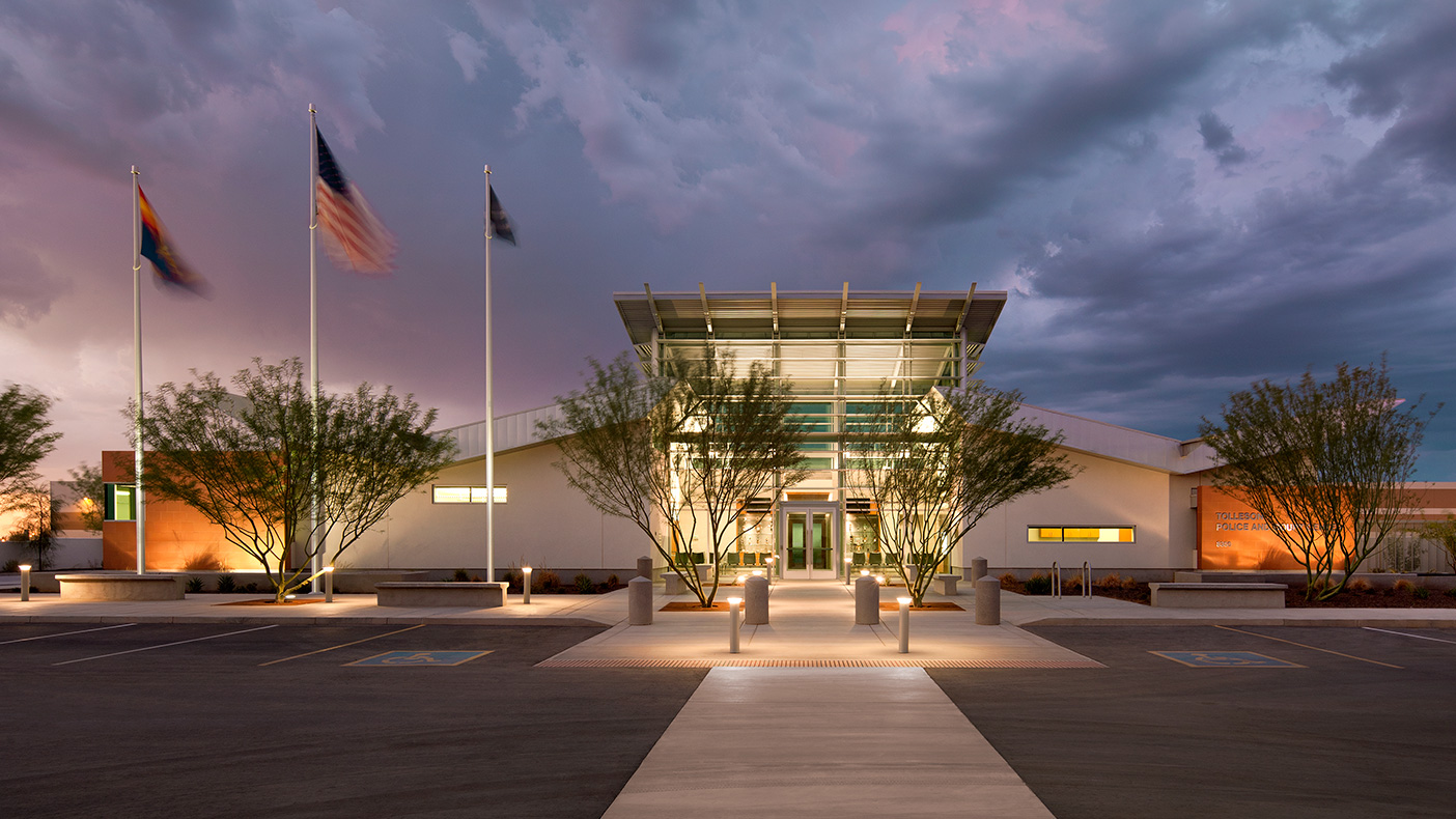 The double butterfly roof, separated by one central light-filled entrance, serves both police and municipal court departments’ entrances in this dual-use facility.