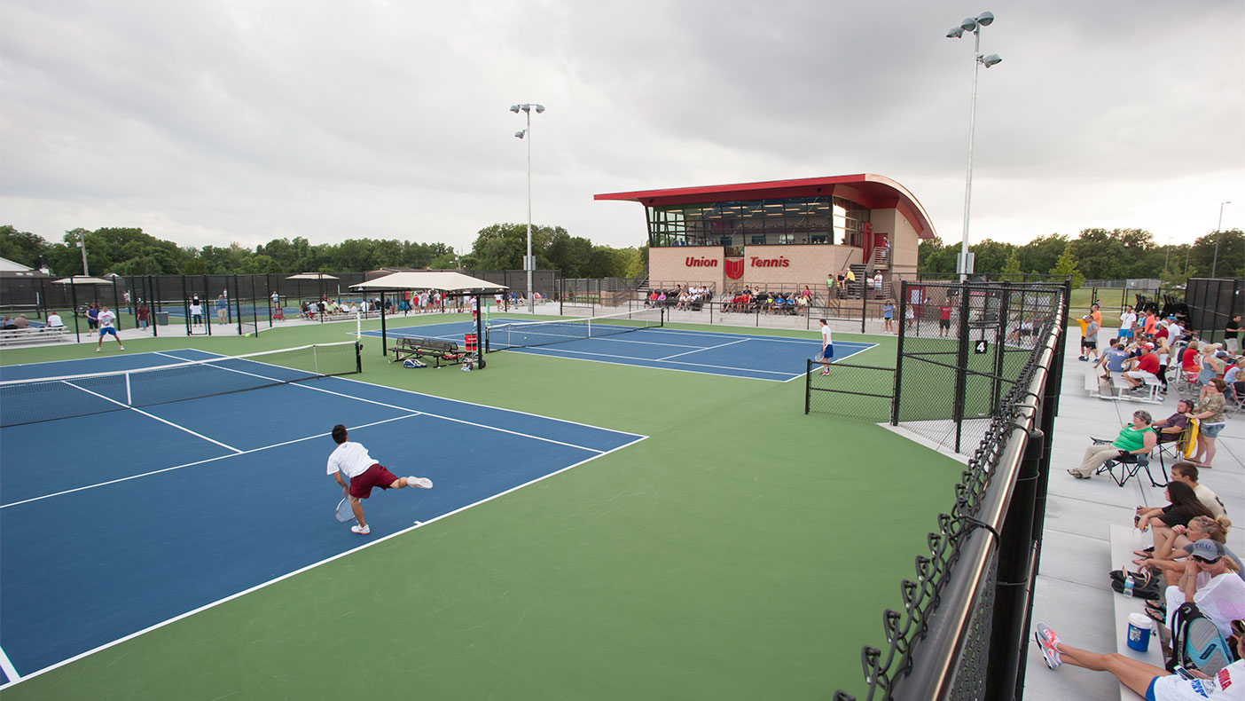 We created an indoor, glass-walled viewing gallery on the upper floor as well as a shaded, outdoor spectator area. The observation areas offer a 270-degree viewing angle with panoramic views of all of the courts.