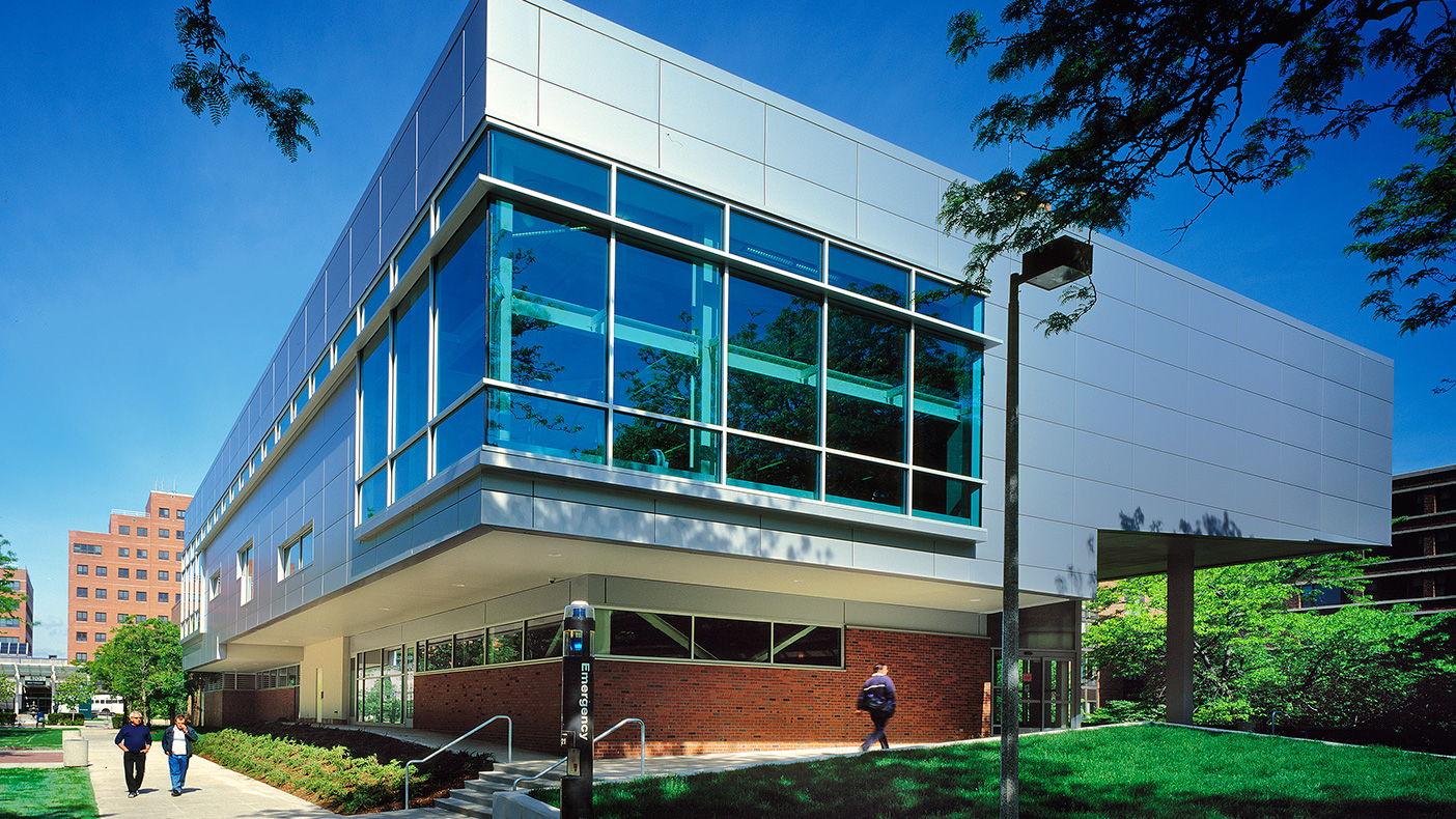 The addition houses new fitness areas, multi-purpose rooms, and a jogging track that overlooks the campus and a new internal gallery.