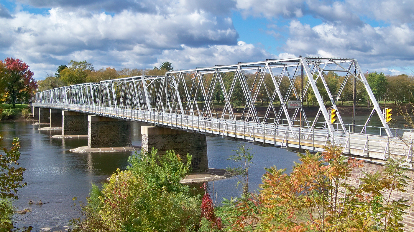 Preventative repairs to the bridge’s six-span Double Warren Steel through-truss structure were completed ahead of schedule at three percent lower cost than the pre-bid estimate.