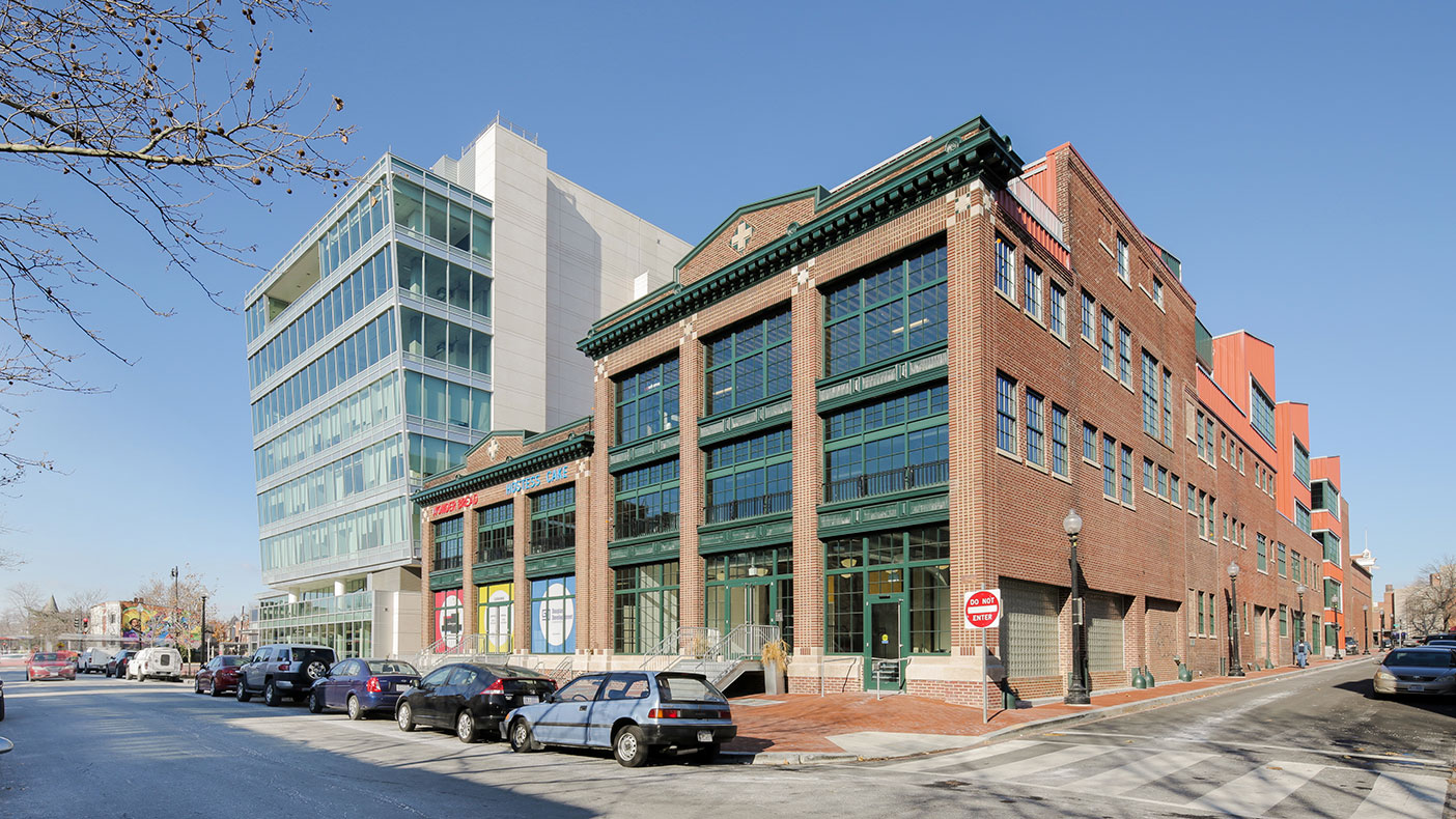 Despite the misuse, the building’s original factory skeleton was well-preserved and allowed the client to very easily establish an authentic industrial character.