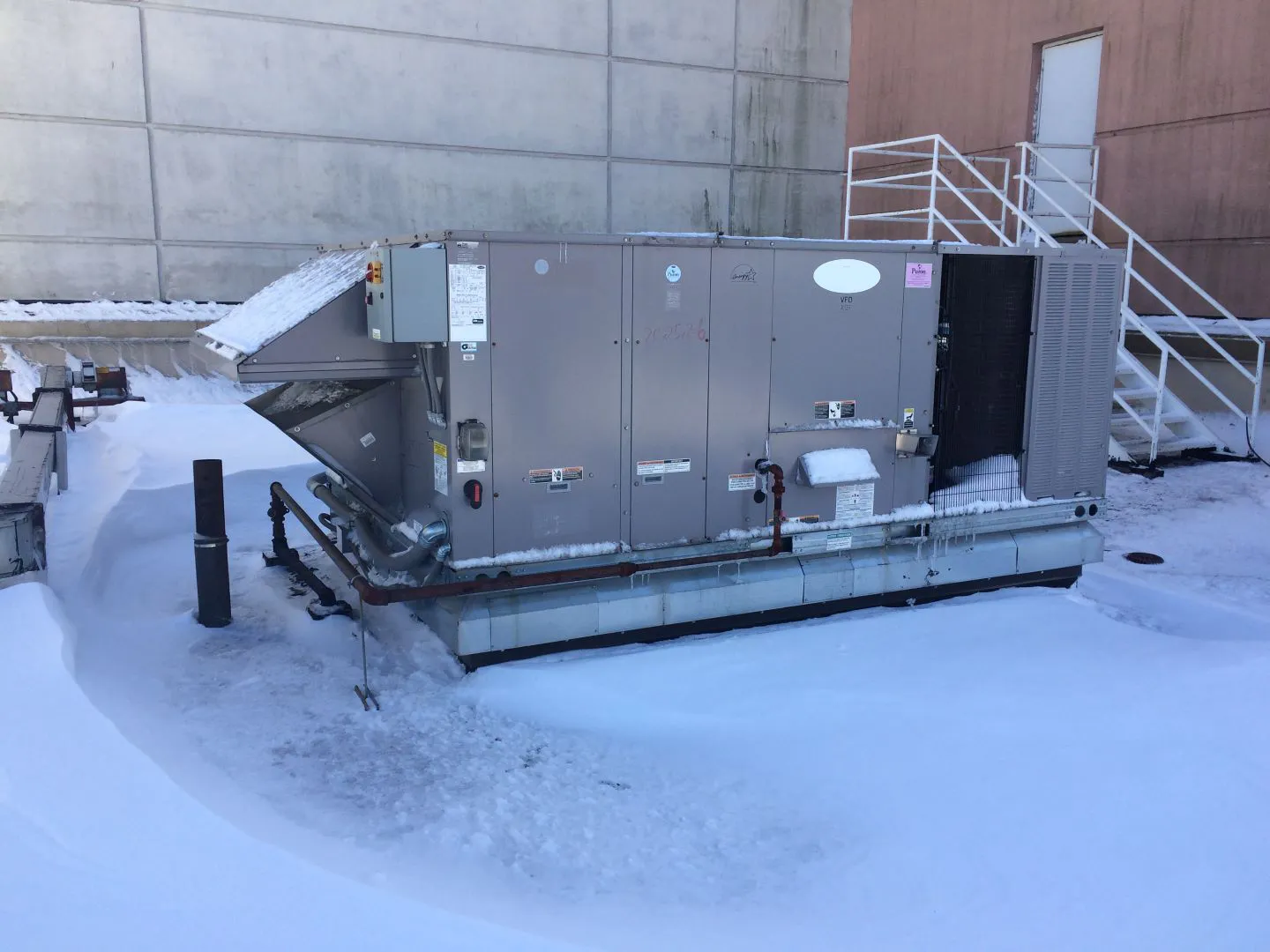To minimize the impact to the college, our engineering team determined that the most efficient way to bring in the new units was through the louver opening along the outside of the building.