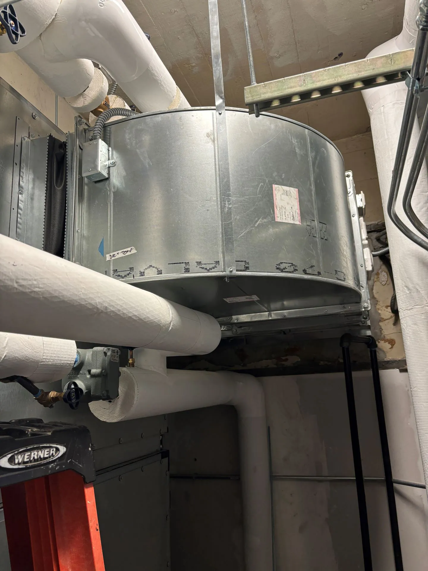The building’s nine package units, equipped with electric heating coils and direct expansion (DX) cooling coils, were over 18 years old and frequently required repairs due to its surpassed lifecycle.