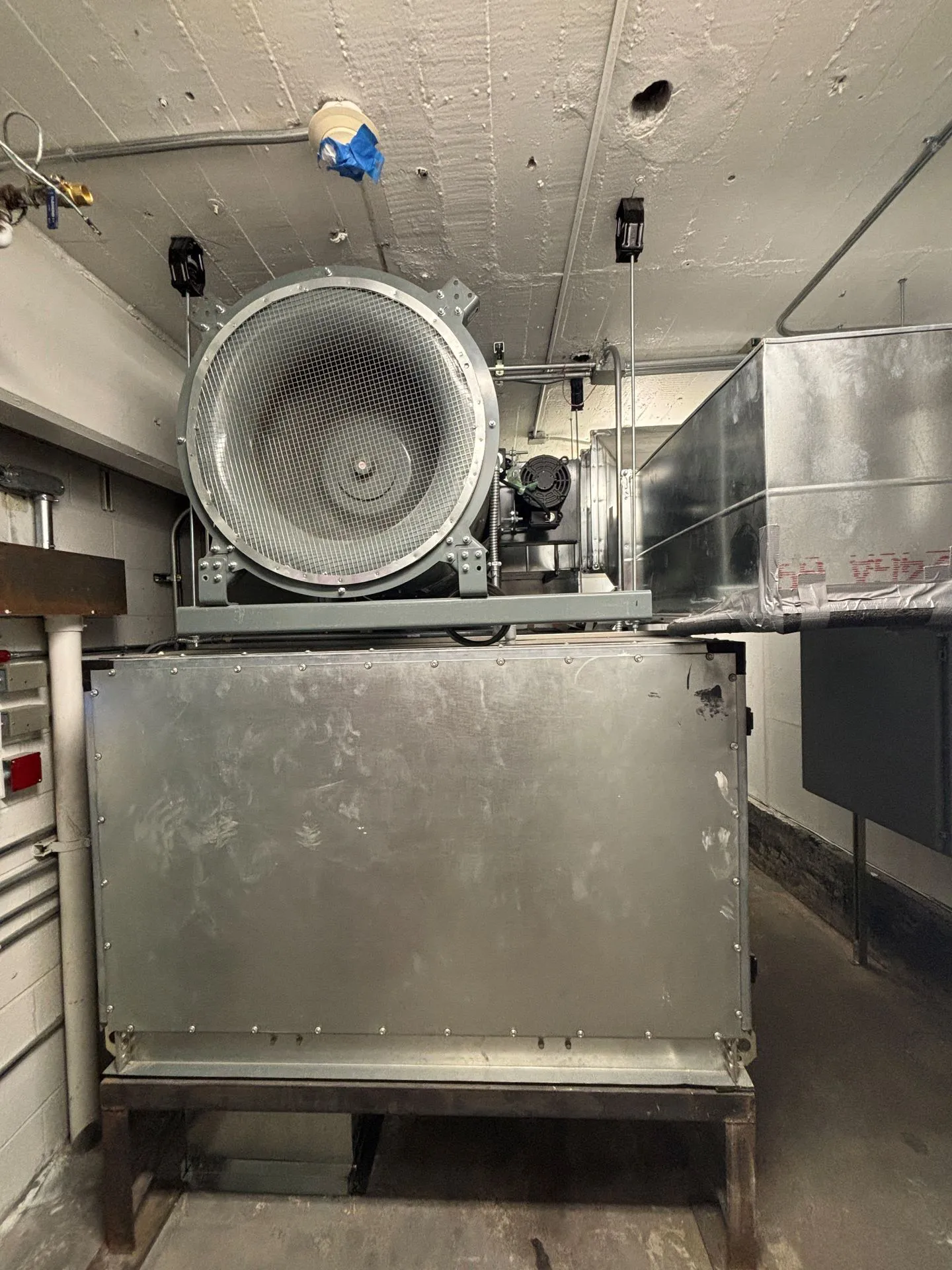 Our engineering team provided MEP services to replace the outdated units with new air handling systems that connect to the adjacent Allied Health Building’s central cooling and heating plant.