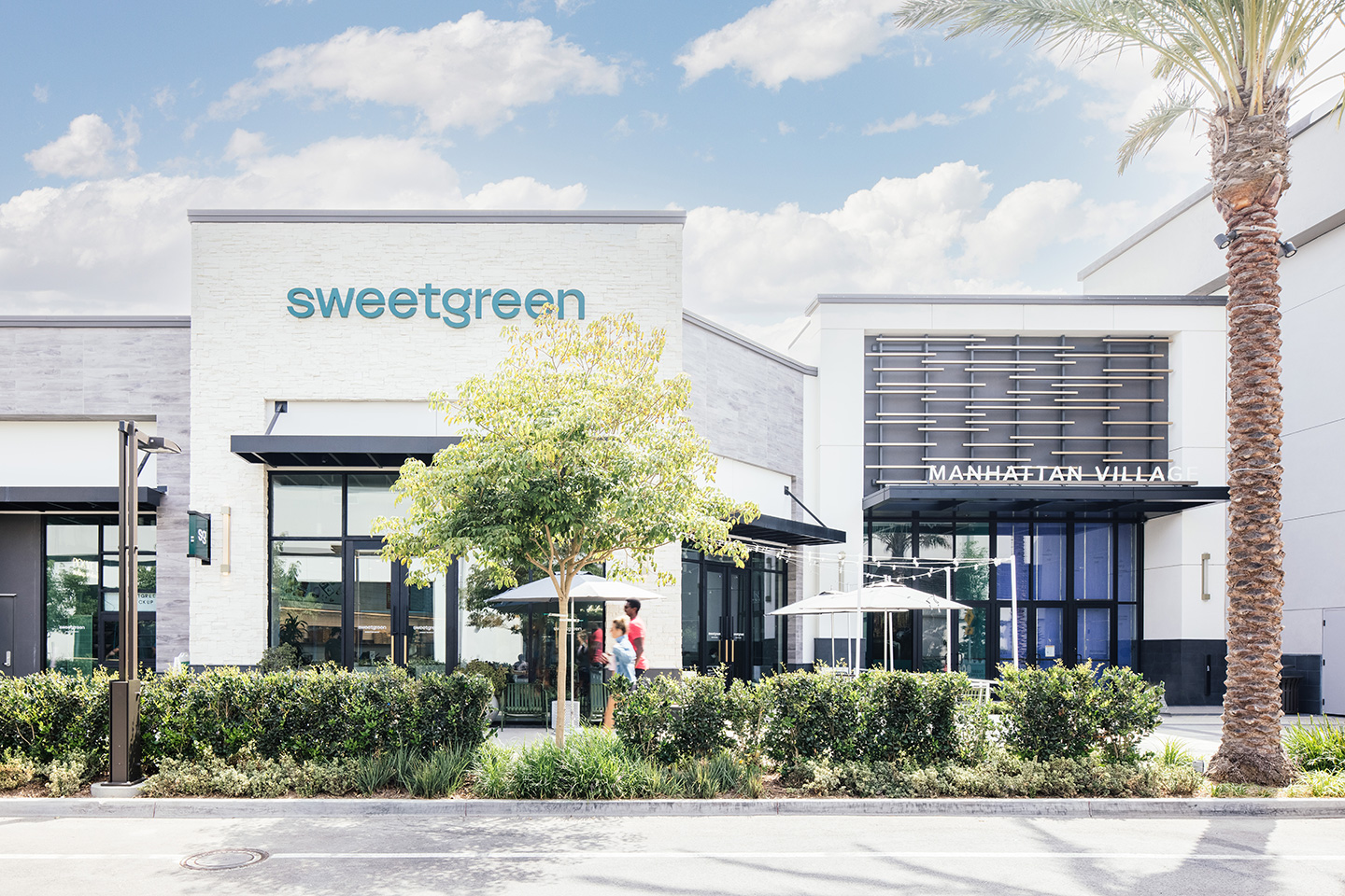 A new sweetgreen storefront in Manhattan Beach, California, proudly displays the brand and optimizes transparency, creating a great interior and exterior customer experience.